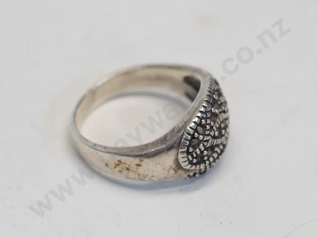 silver marcasite ring stamped 925 Image 1++