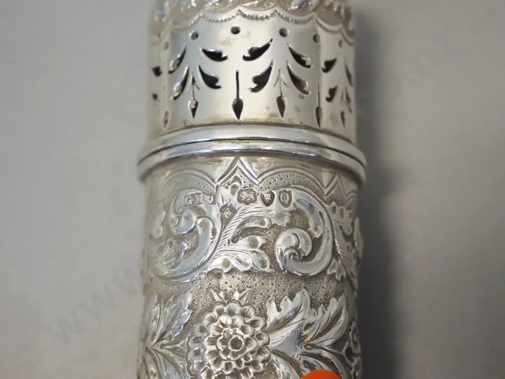 2 relief pattern sterling silver items - snuff or pill box W-50 and a pierced lidded container H-100 Image 1++