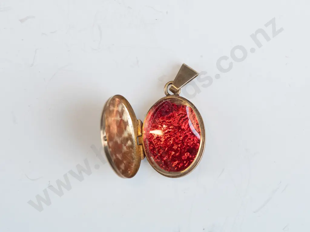 gold locket no chain stamped 9ct gold Image 1++