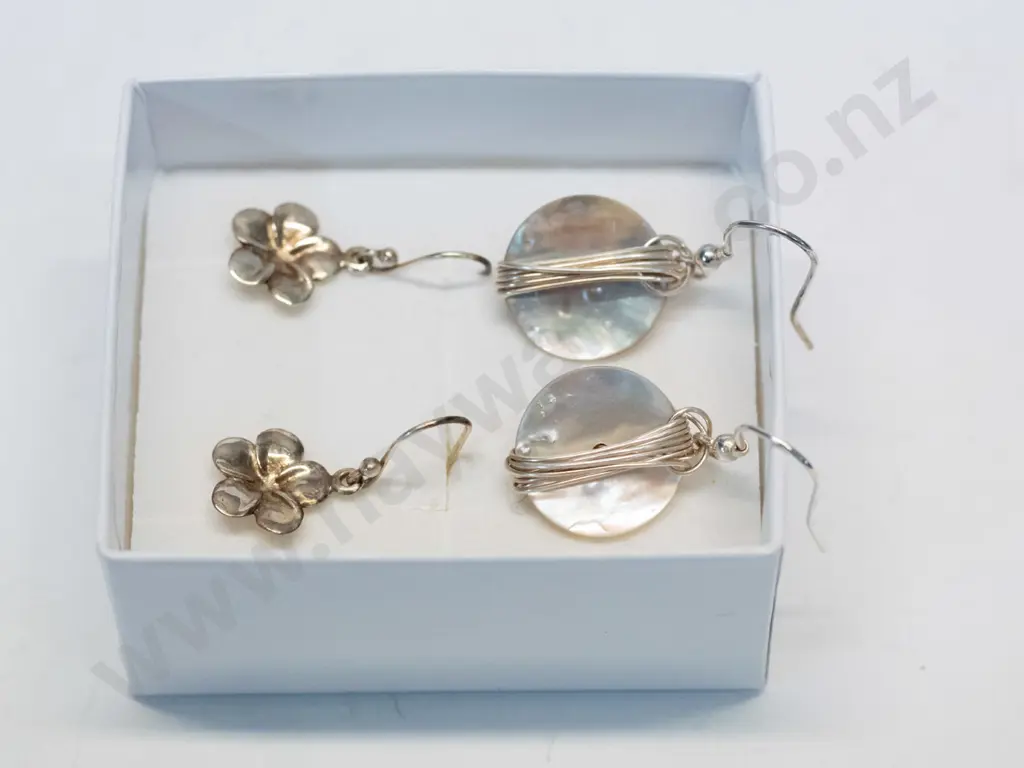 2 pairs of earrings Image 1++
