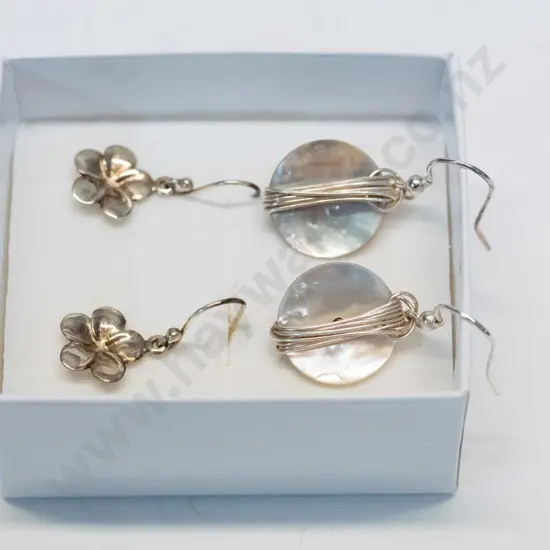 2 pairs of earrings