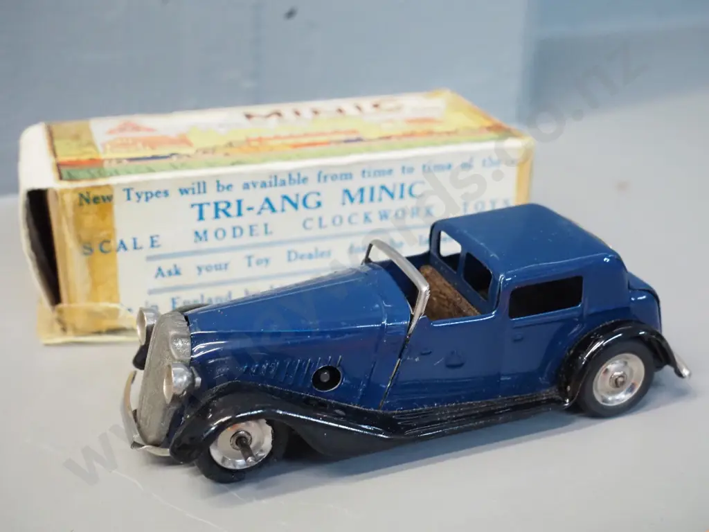 wind-up Triang Minic Vauxhall Tourer model car with key & 4 Matchbox small die-cast vehicles - 2 tractors, 2 Superfast. Image 1++