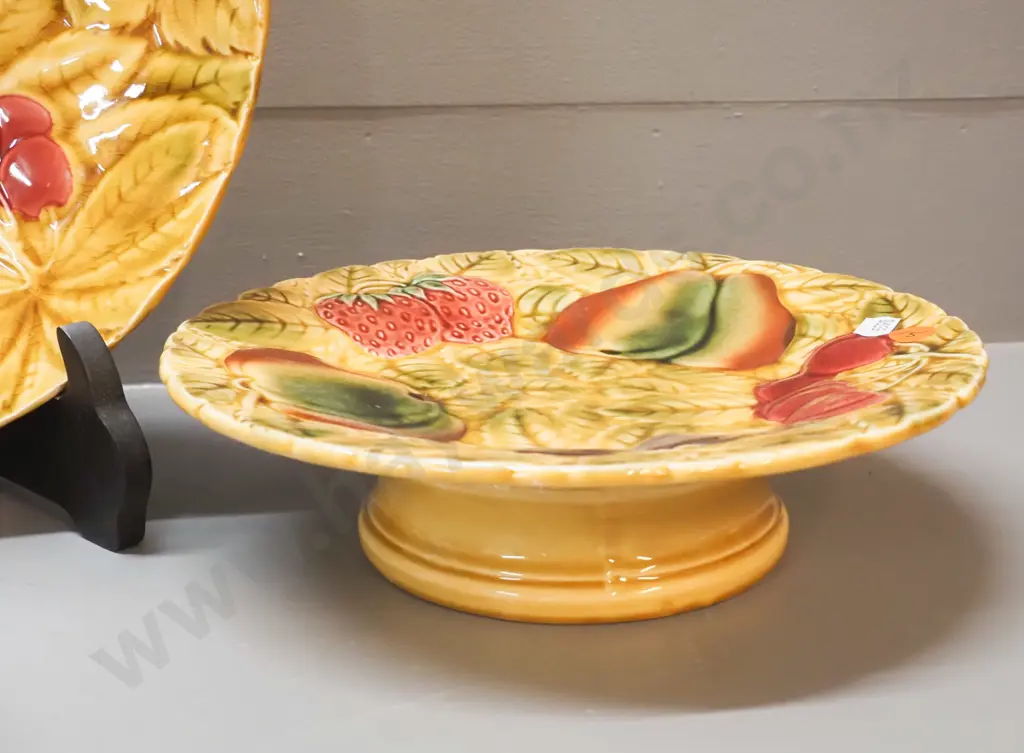 2 pieces of Sarreguemines fruits pattern majolica - comport dish and large flat dish D-300 Image 1++