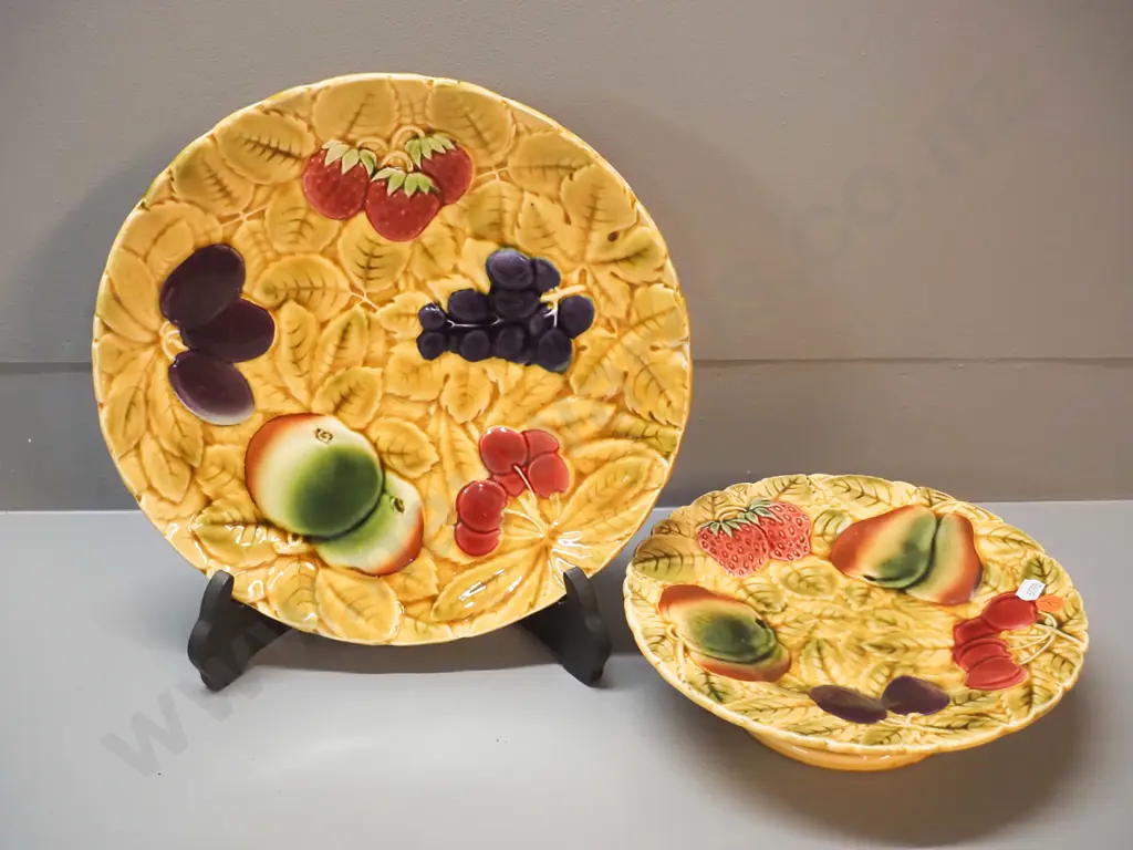 2 pieces of Sarreguemines fruits pattern majolica - comport dish and large flat dish D-300 Image 1++