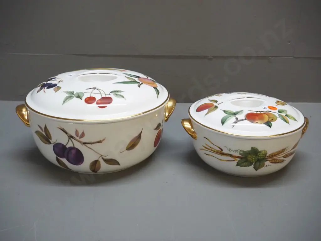 2 Royal Worcester Evesham pattern lidded casseroles - larger is H-140 D-240, one has some discolouration on rim Image 1++