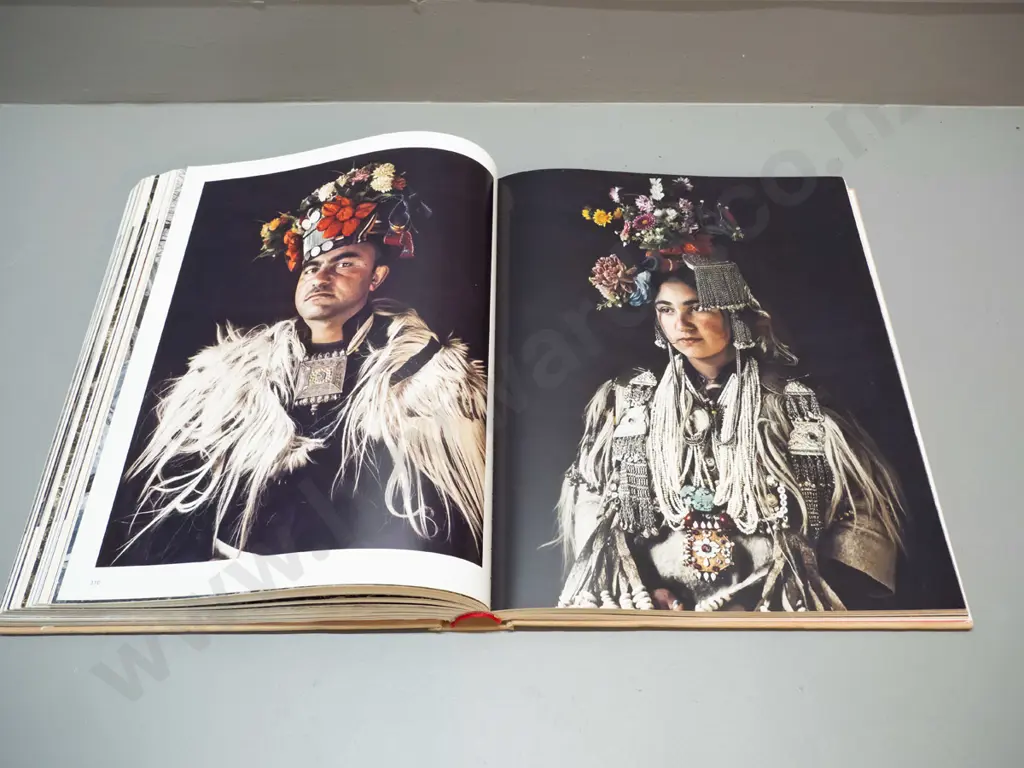 Book - Before They Pass Away - Jimmy Nelson, 2013 - second printing. Photos of indigenous cultures. Ex-library, binding Image 1++