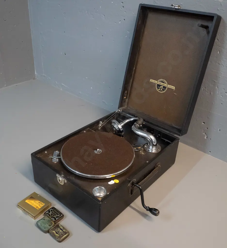 table top gramophone with 4 tins of needles - working Image 1++