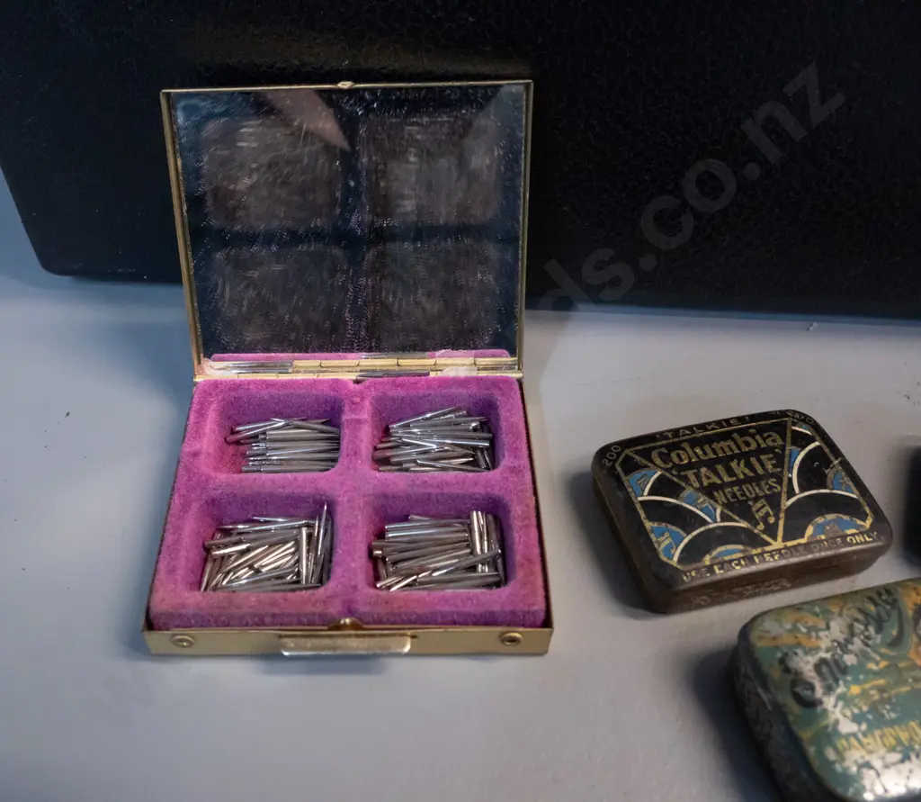 table top gramophone with 4 tins of needles - working Image 1++