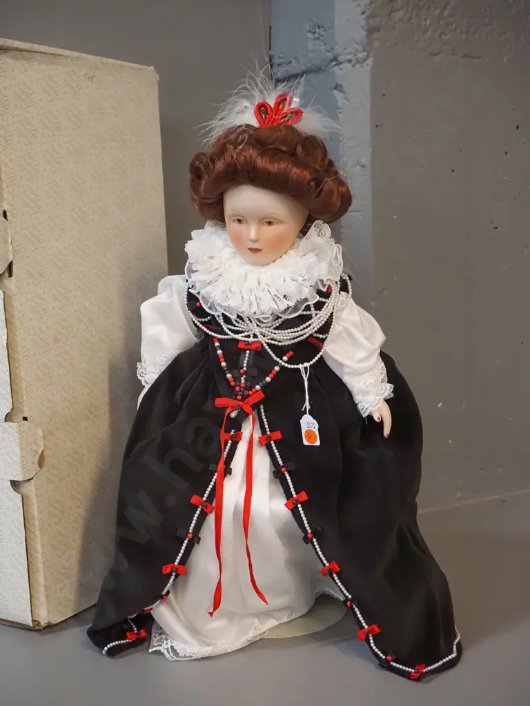 Franklin Heirloom Queen Elizabeth I doll with metal stand and original box H-500 Image 1++