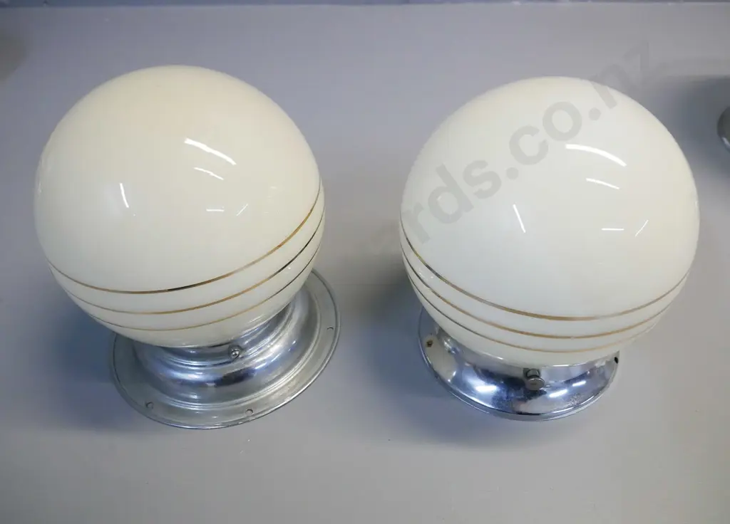 pair of off-white deco globes with gold pinstripe decoration H- 190 Image 1++