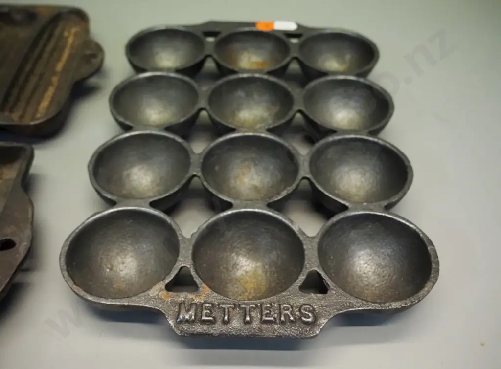 3 cast iron baking items - gem iron, corn bread mould and another marked Metters L-260 W-180 Image 1++