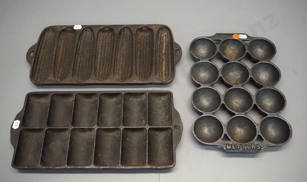 3 cast iron baking items - gem iron, corn bread mould and another marked Metters L-260 W-180 Image 1++