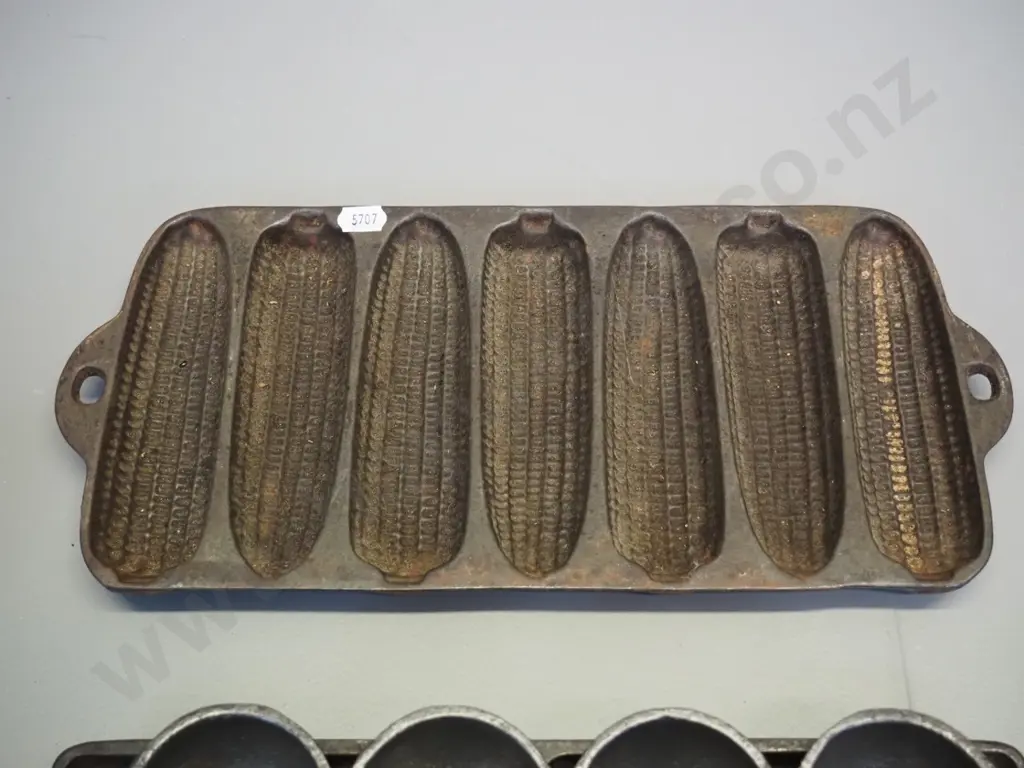 3 cast iron baking items - gem iron, corn bread mould and another marked Metters L-260 W-180 Image 1++