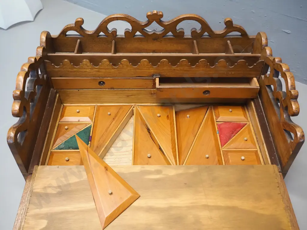 vintage fold-out writing slope with figural inlaid design, two lift-up flaps with storage, incl. lidded triangular Image 1++