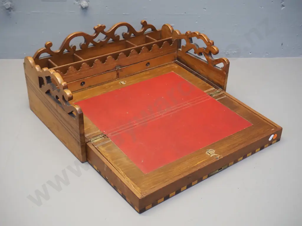 vintage fold-out writing slope with figural inlaid design, two lift-up flaps with storage, incl. lidded triangular Image 1++