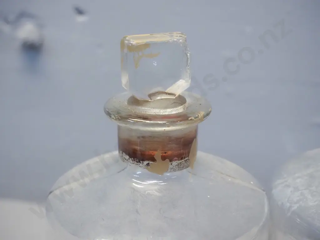 5 stoppered chemist's bottles with labels plus 2 others, some odd stoppers - sticky tape residue on some, 2 don't have Image 1++