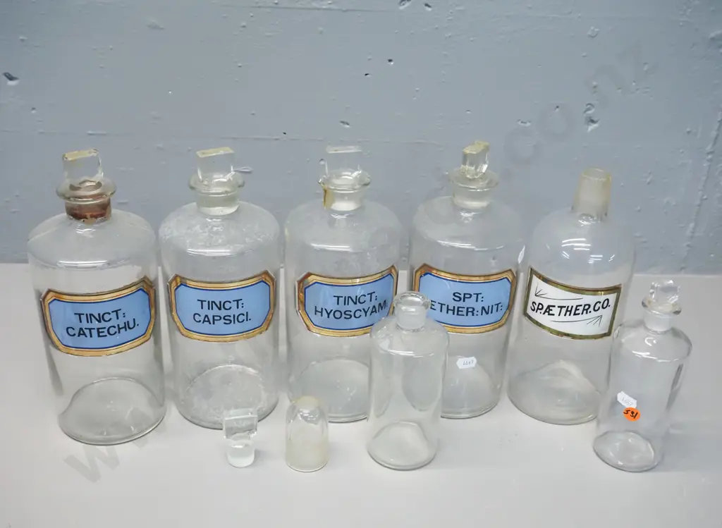 5 stoppered chemist's bottles with labels plus 2 others, some odd stoppers - sticky tape residue on some, 2 don't have Image 1++