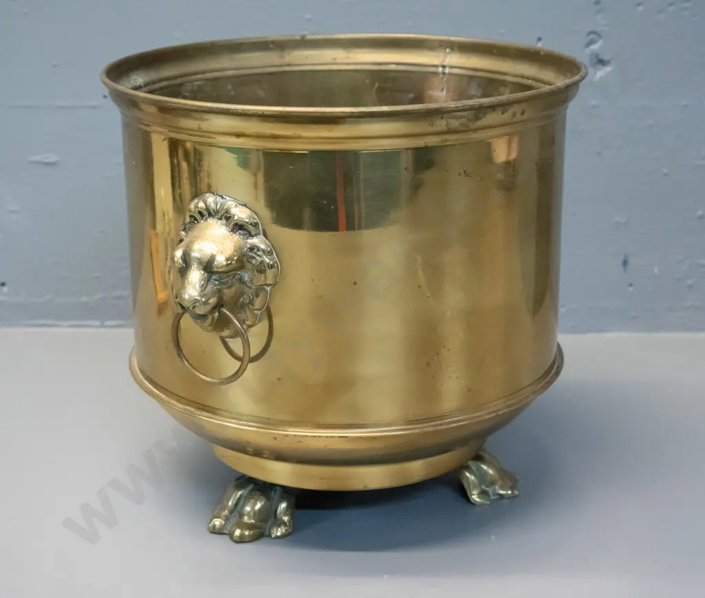 brass jardiniere with lion head handles and 3 paw feet H-220 D-230 Image 1++