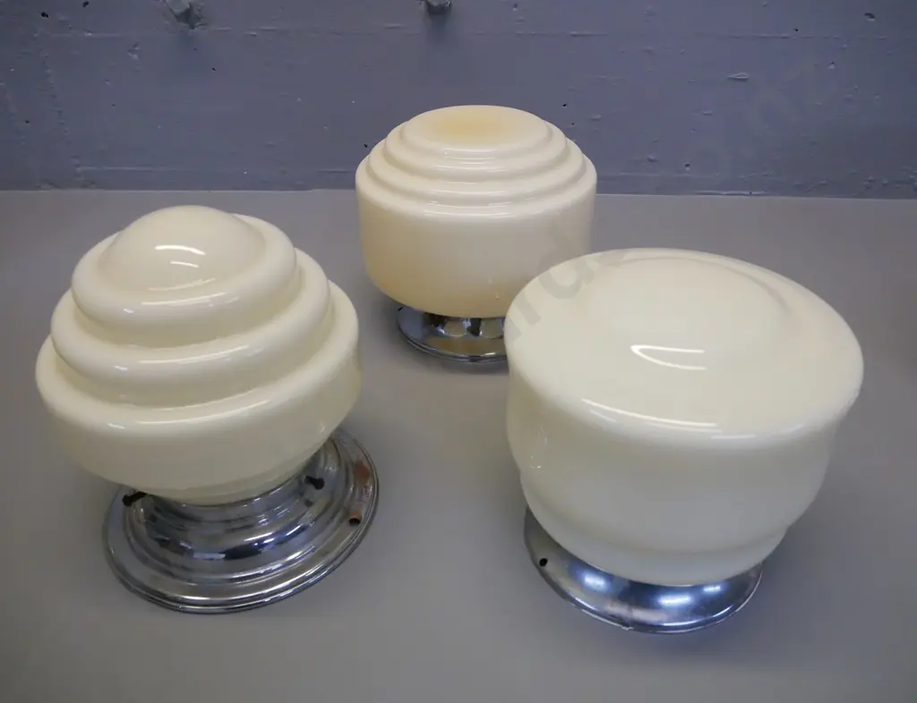 three cream deco lightshades, two with ribbed decoration, tallest H- 190 Image 1++