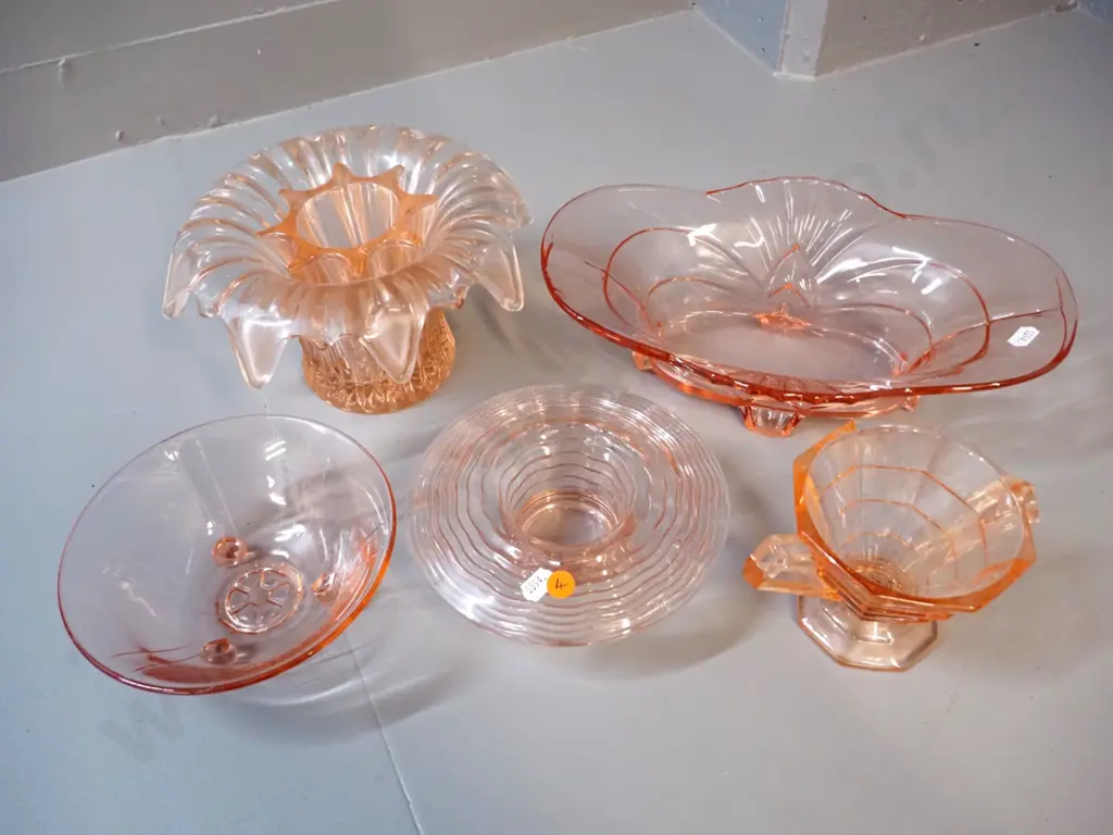 5 pieces of moulded pink depression glass - 2 vases, oval deco bowl, sugar bowl, etc. - larger vase w.frog is H140 D250 Image 1++