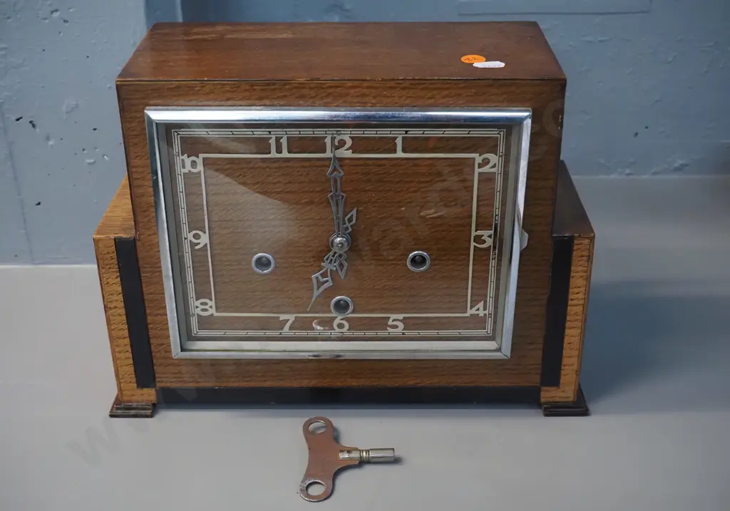 deco oak-cased chiming mantel clock with key - some spots to polish, key has corrosion H-230 W-310 D-120 Image 1++