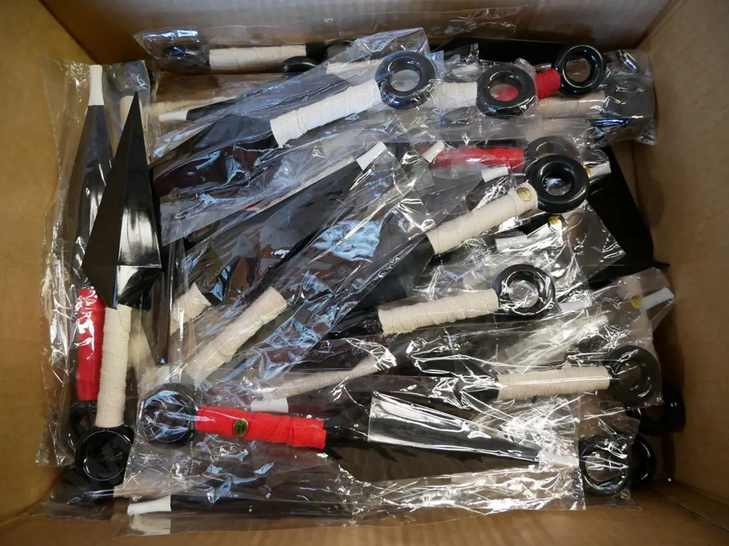 box of plastic throwing knives Image 1++