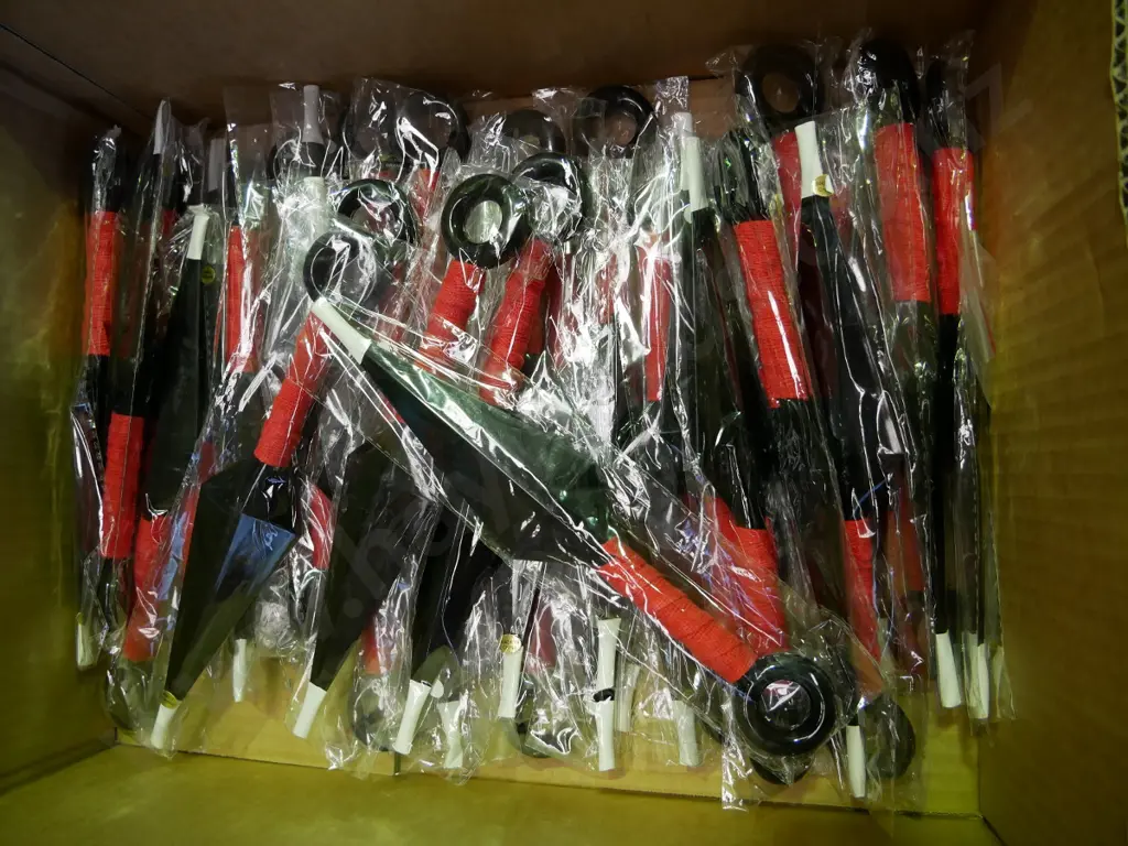 box of plastic throwing knives Image 1++