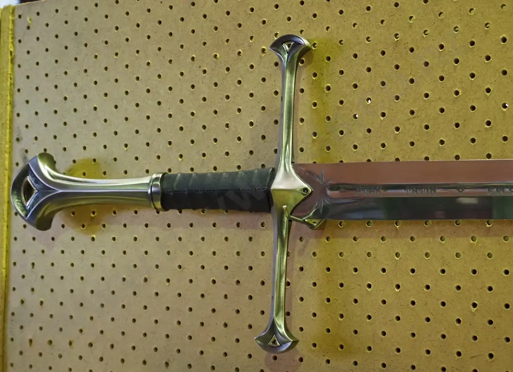 Lord of the Rings Anduril sword and sheath Image 1++