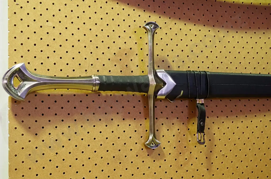 Lord of the Rings Anduril sword and sheath Image 1++