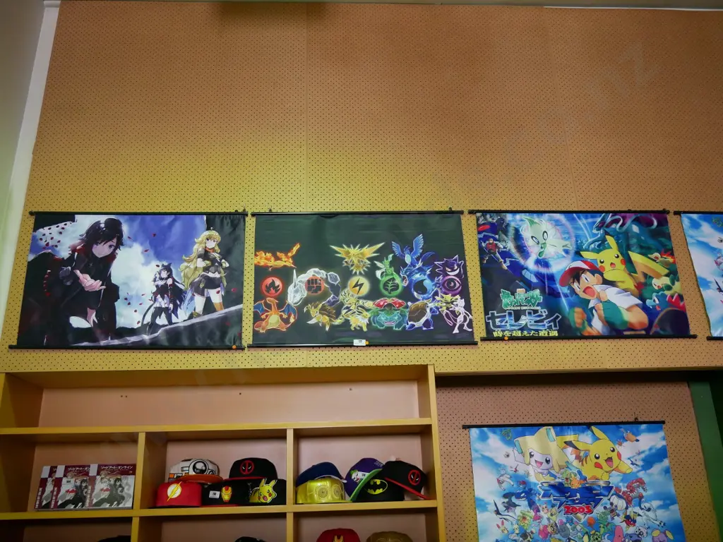 3 x wall-hanging print on scroll Image 1++