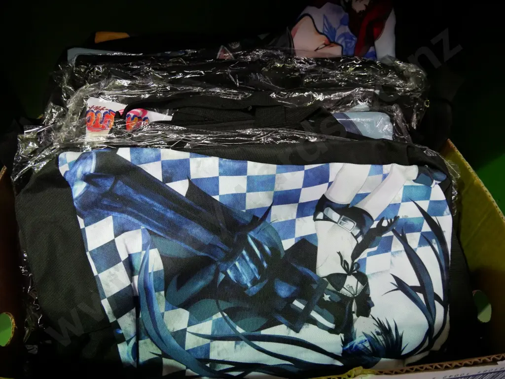 box of printed hold-all bags Image 1++