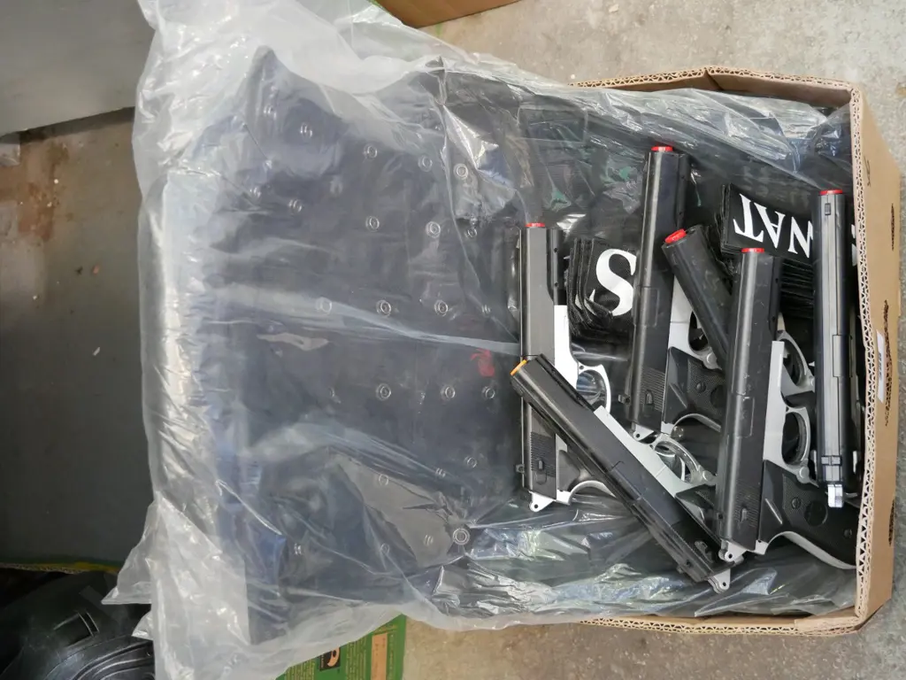 box of SWAT costume items - 6 vests, guns and badges Image 1++