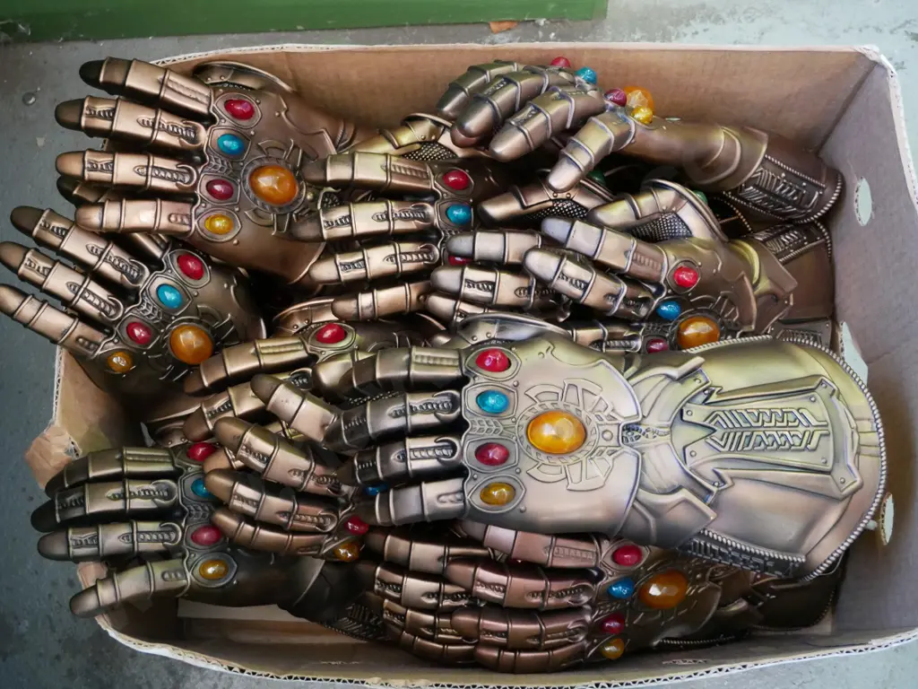 box of Marvel Avenger Infinity gauntlets with lights Image 1++