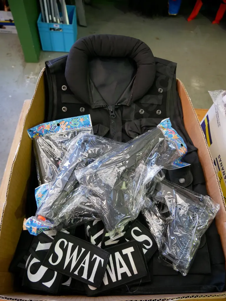 box of SWAT costume items - 4 vests, badges and guns Image 1++