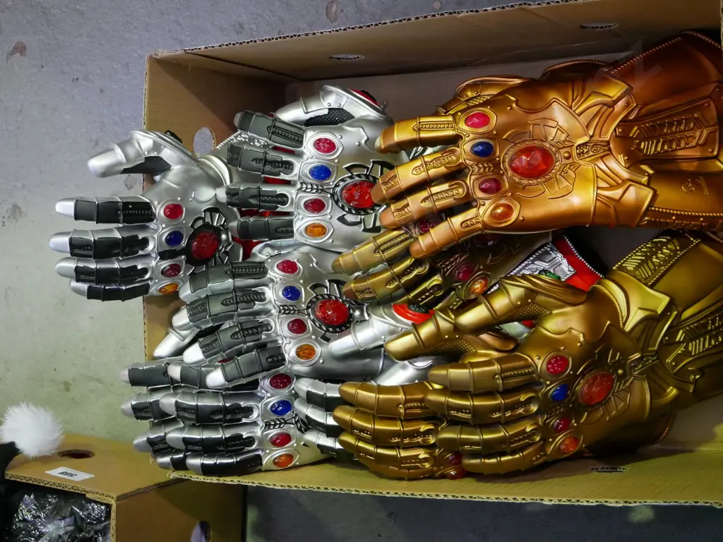 box of Avengers Infinity illuminated and other gauntlets Image 1++