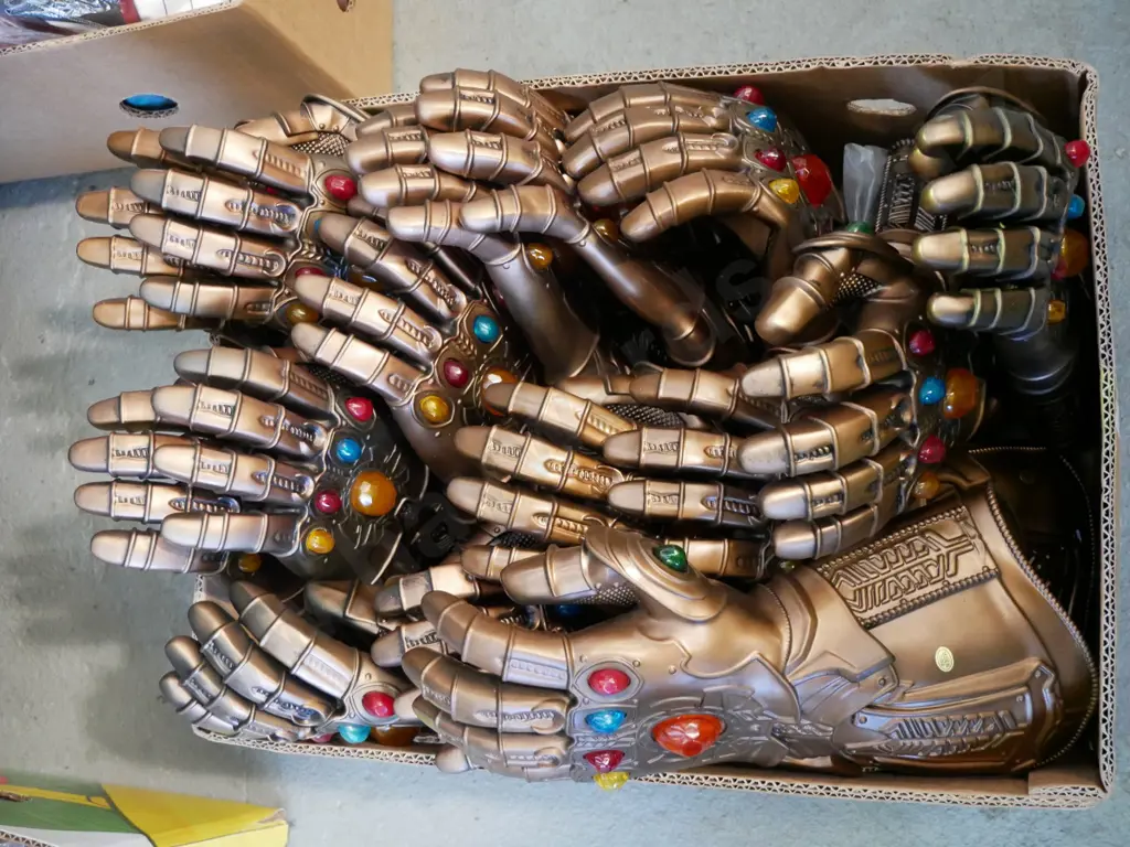 box of illuminated Infinity gauntlets Image 1++