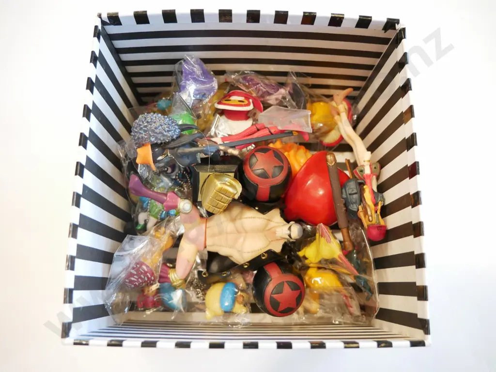 box of figurines Image 1++