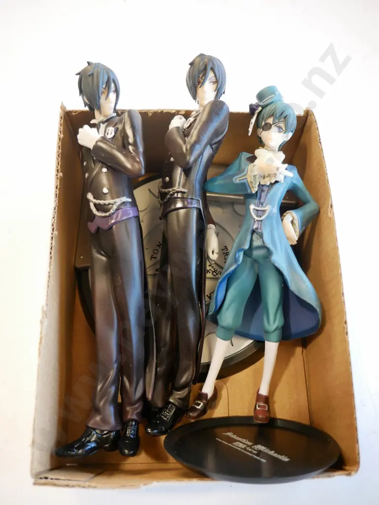 box of figurines Image 1++