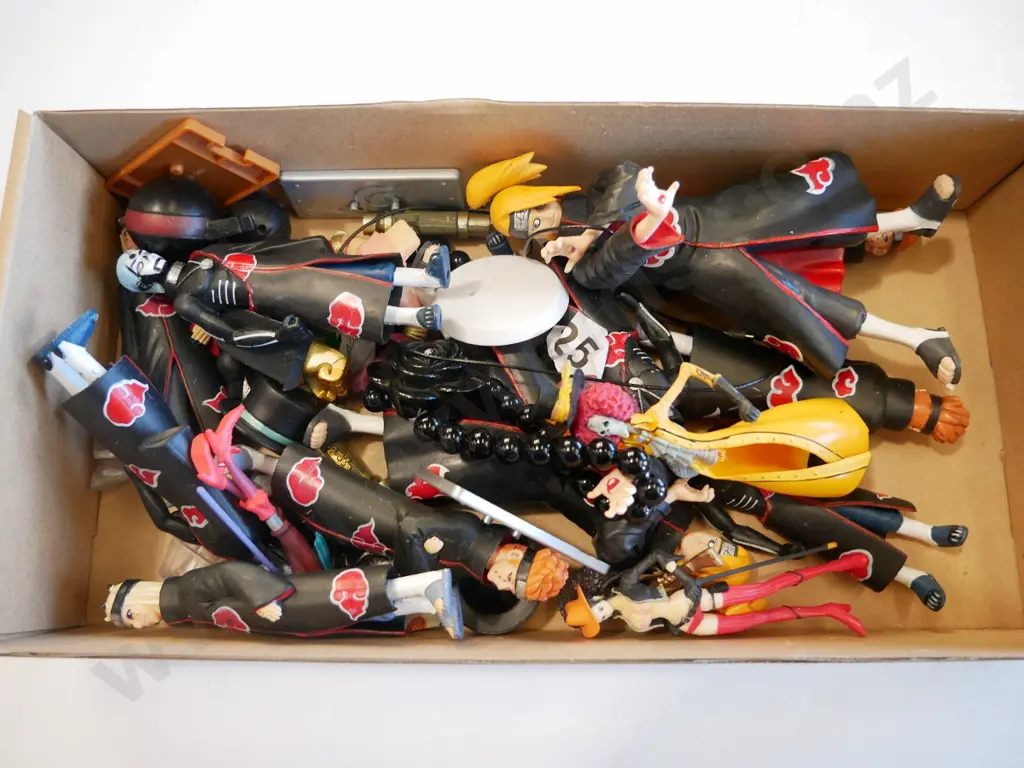 box of figurines Image 1++