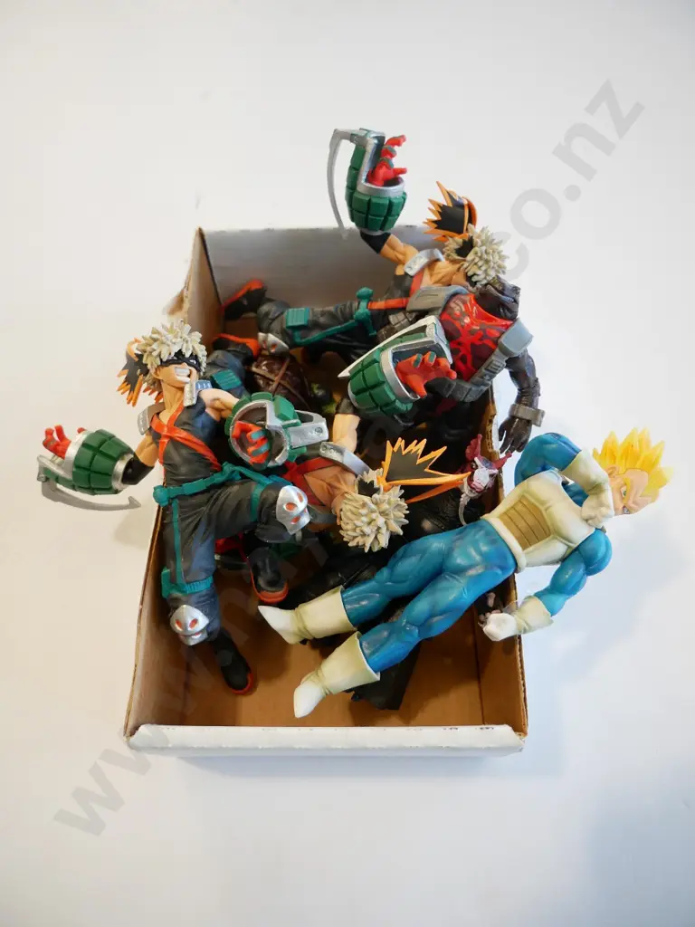 box of figurines Image 1++