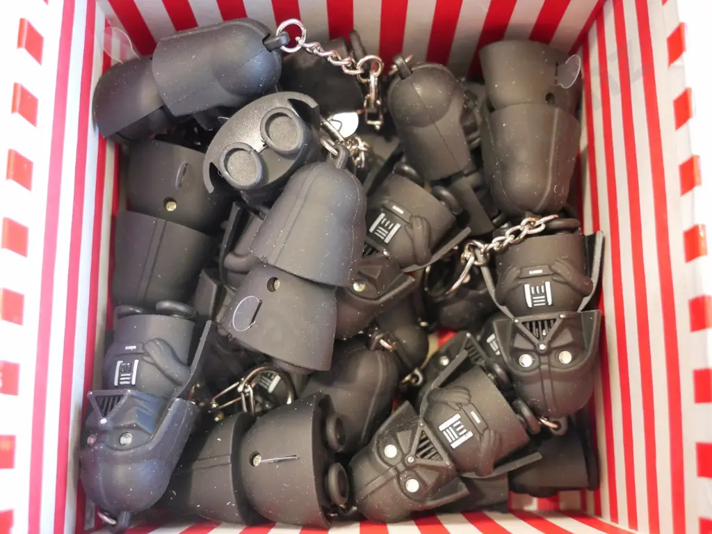 box of Darth Vader key rings Image 1++