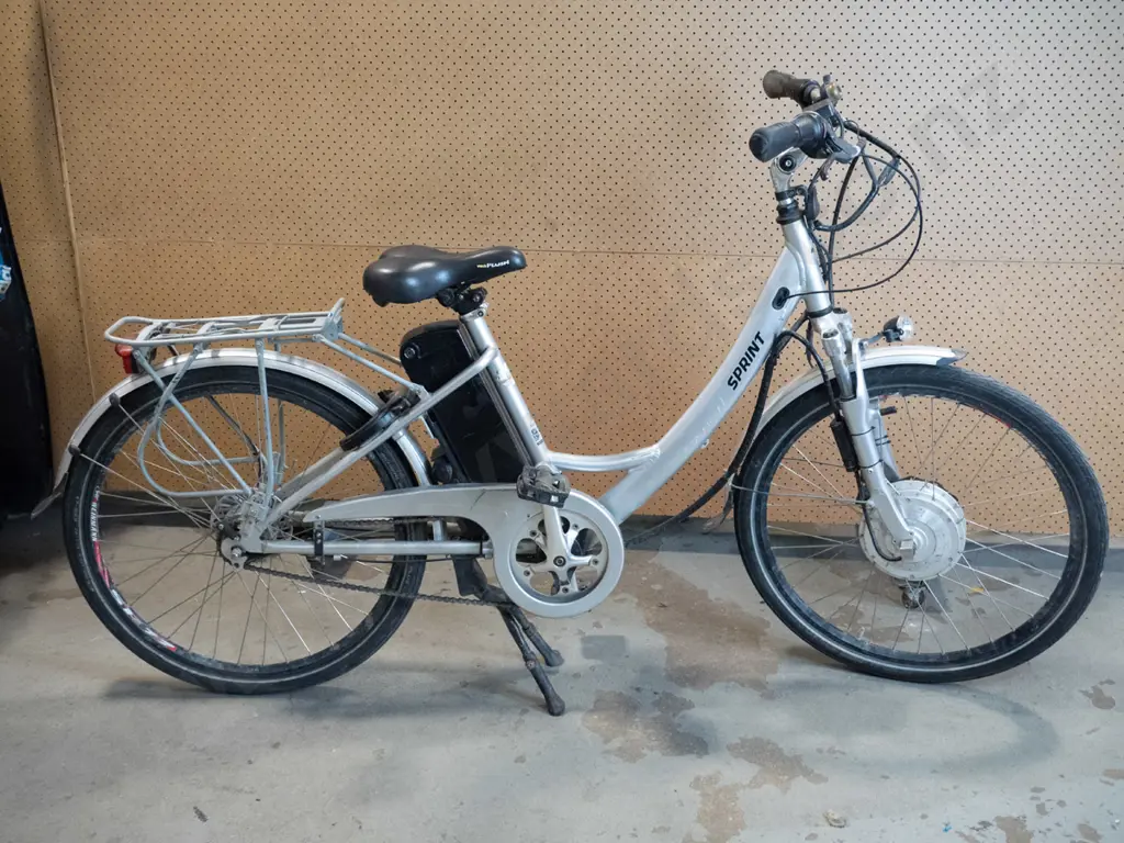 Silver Sprint Electric bike- light on the front, bag rack on the back tyre. Key in the battery Image 1++