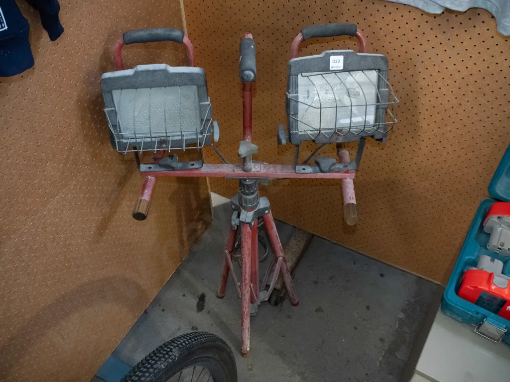 Red framed double lamp floodlight  Image 1++