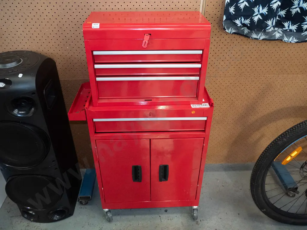 Red Metal tool box on 2 door, 1 drawer chest on castors Image 1++