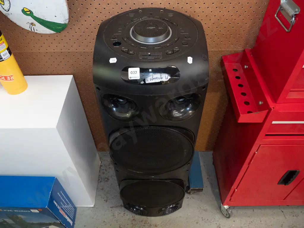 Large Veon portable speaker, some damage, no power cord Image 1++