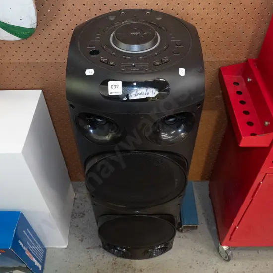 Large Veon portable speaker, some damage, no power cord