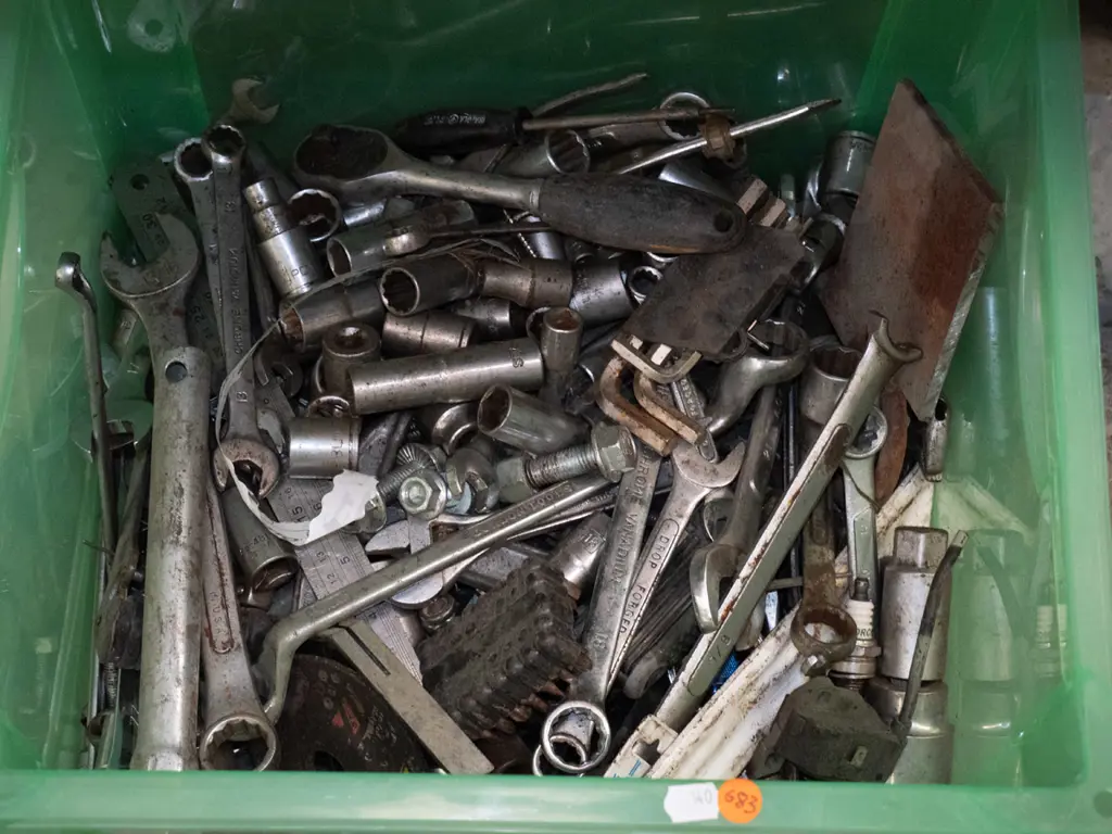 Miscellaneous tools in plastic bin Image 1++