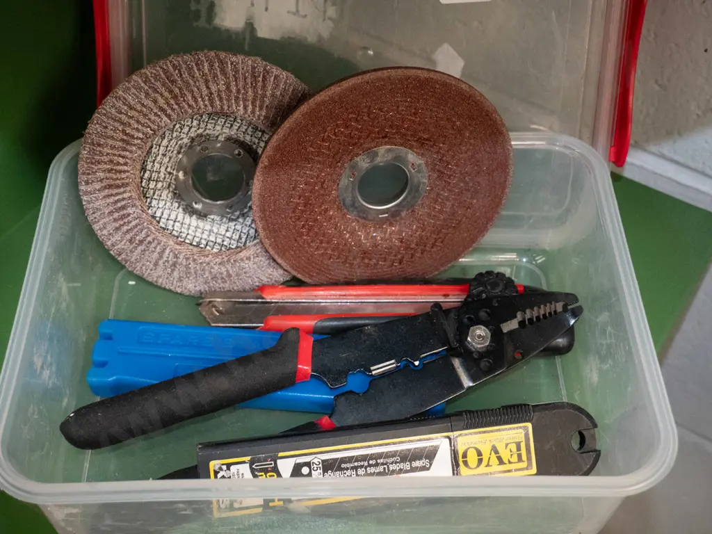 Container, grinder discs, craft knives, wire strippers Image 1++