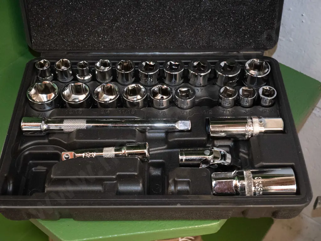 Part socket set in black plastic case Image 1++