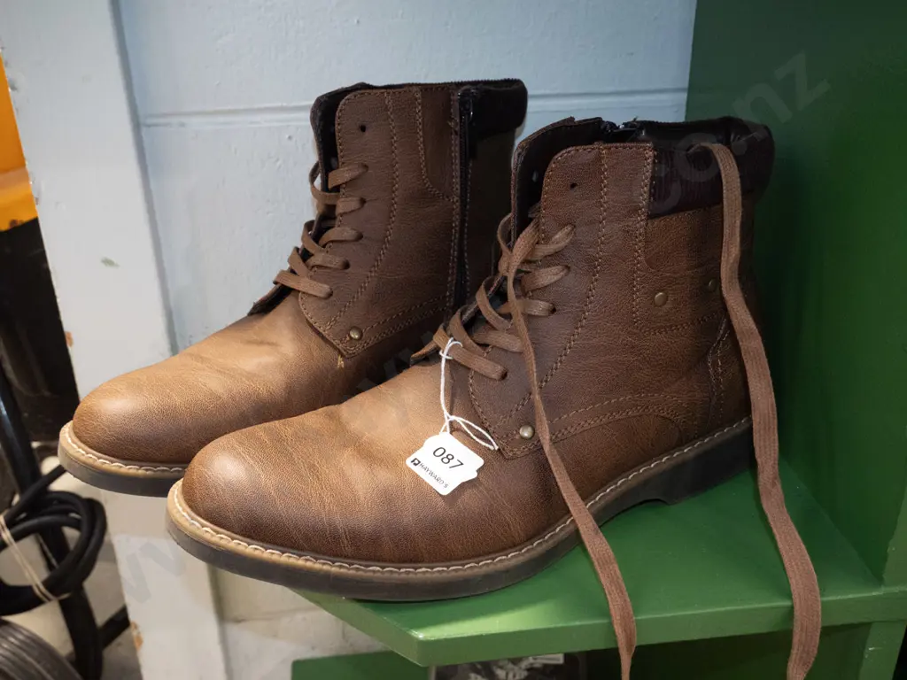 Pair of Brown Sopranos Boots (Size 10)  Image 1++